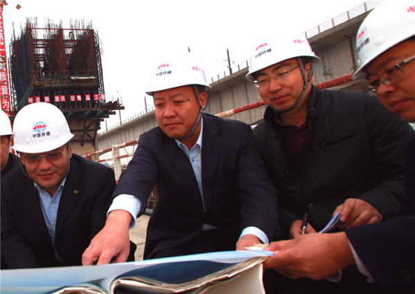 5.中铁十八局福平铁路指挥长杜卫军(左二)、党工委书记成贵宾(左一)、总工郭甲祥(右二)在研究施工方案(伍振 摄).jpg