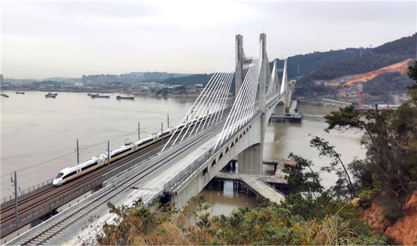 3.中铁十八局集团三公司承建的目前世界上跨度最大的连续刚构矮塔斜拉桥——福平铁路乌龙江特大桥 (伍振 摄).jpg